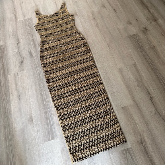 Gorgeous St.John Women’s Gold & Black embellished Knit Evening Gown Size 6 Party
